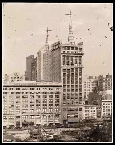 Uitzicht op het Aeolian Building over Bryant Park, 29 West 42nd Street, New York, 1924 door Byron Company